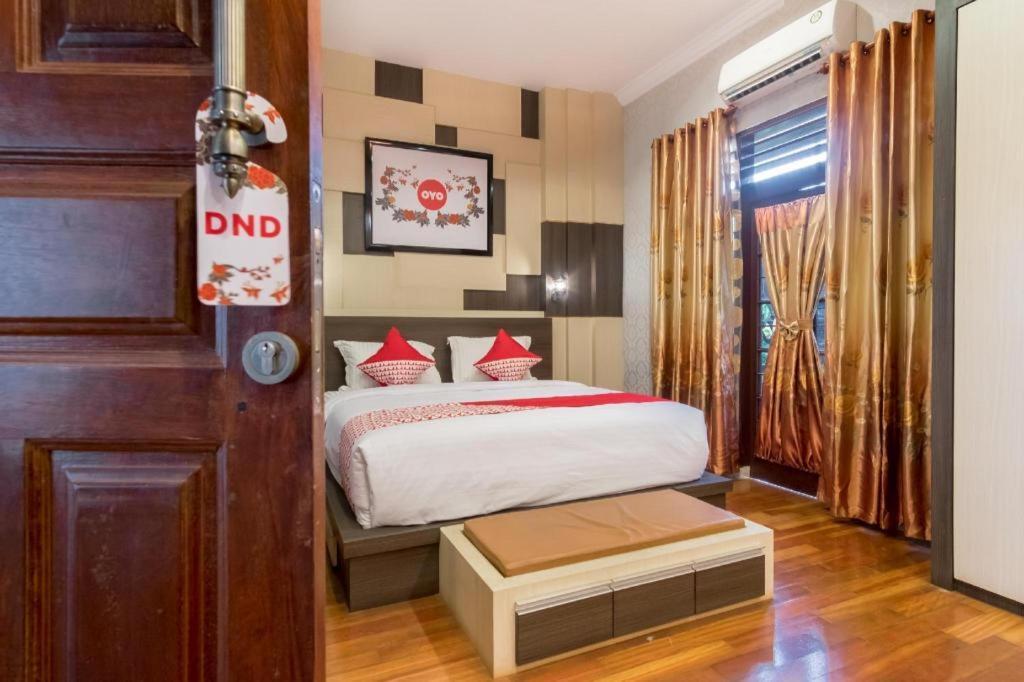 Oyo 619 Naufal Guest House Syariah Медан Экстерьер фото