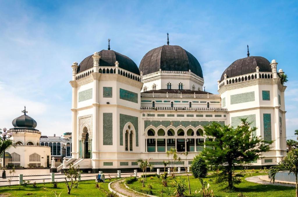 Oyo 619 Naufal Guest House Syariah Медан Экстерьер фото