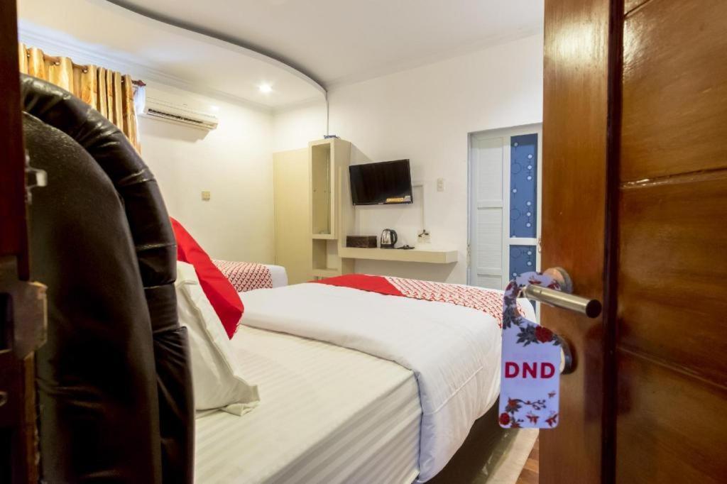 Oyo 619 Naufal Guest House Syariah Медан Экстерьер фото