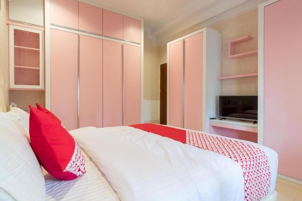 Oyo 619 Naufal Guest House Syariah Медан Экстерьер фото