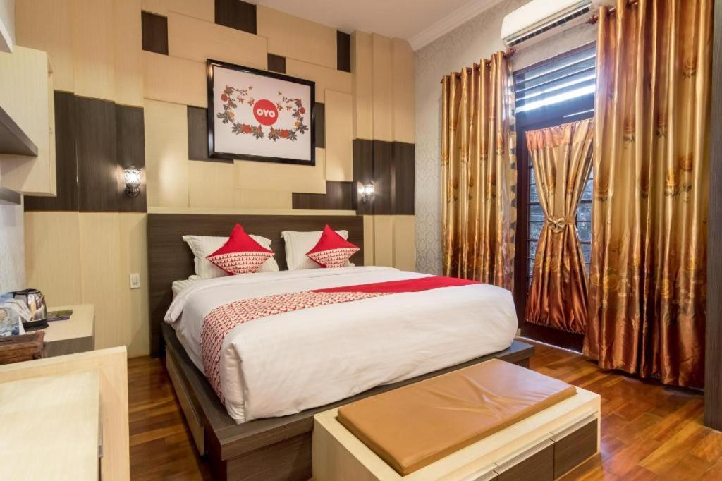Oyo 619 Naufal Guest House Syariah Медан Экстерьер фото